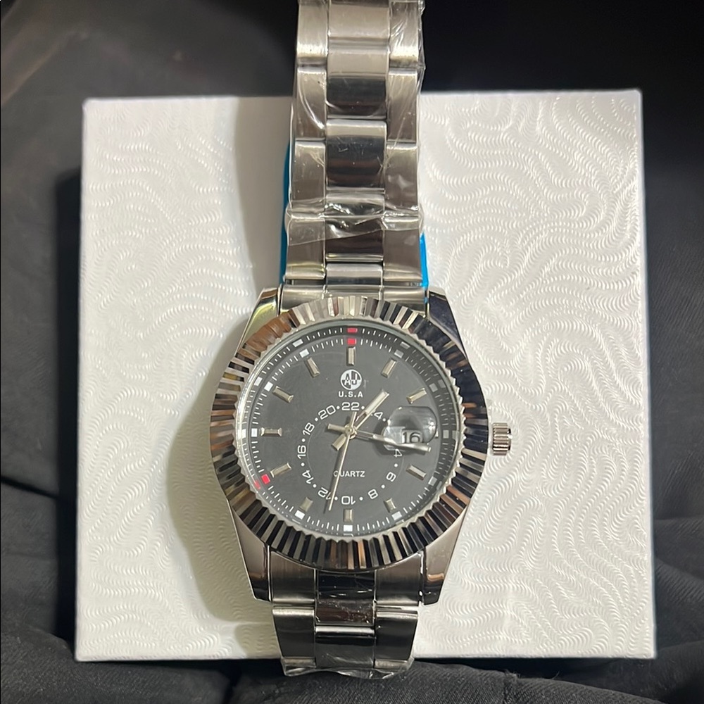 Silver and Black quartz Luxury Watch with Date Display